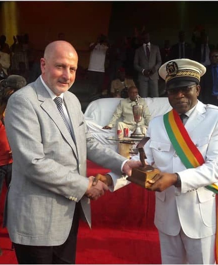 La ville de Conakry reçoit le trophée de la Capitale mondiale du livre / Conakry city receives the t