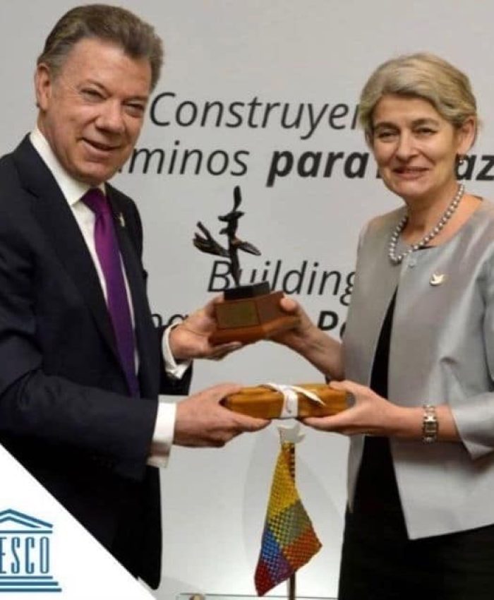 Le Président de la Colombie, Monsieur Juan Manuel Santos, reçoit le trophée de l&rsquo;Arbre de la Paix
