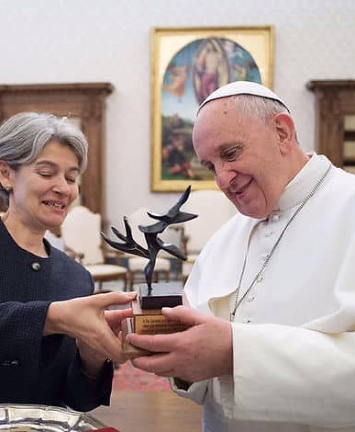 Trophée Arbre de la Paix remis à Sa Sainteté le Pape François
